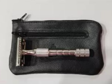 Epsilon Safety Razor Leather Travel Case musta suojalaukku partatarvikkeille. Kuvan höylä ei kuuluu tuotteeseen.