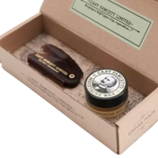 Captain Fawcett Expedition Strength Moustache Wax viiksivaha ja taitettava viiksikampa pahvipakkauksessa