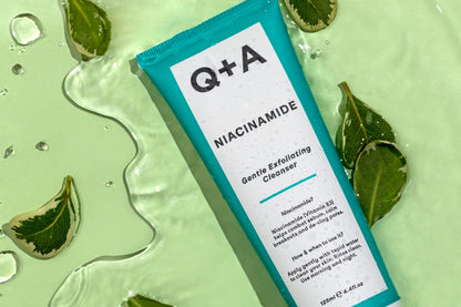 Q+A Niacinamide Gentle Exfoliating Cleanser - kuoriva kasvojen puhdistusaine Fresh Green 125ml