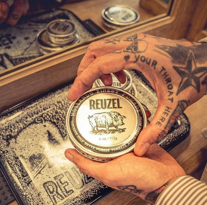 Reuzel Concrete Hold Matte Pomade 113 g metallipurkki kädessä