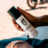 Slick Gorilla Sea Salt Spray kädessä